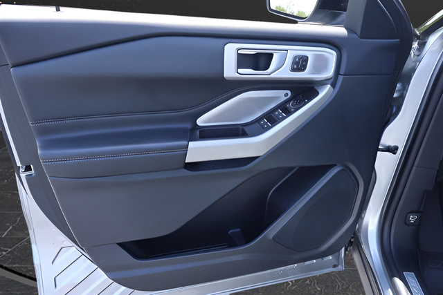 Used 2023 Ford Explorer Limited w/ Limited Technology Package RWD image 12
