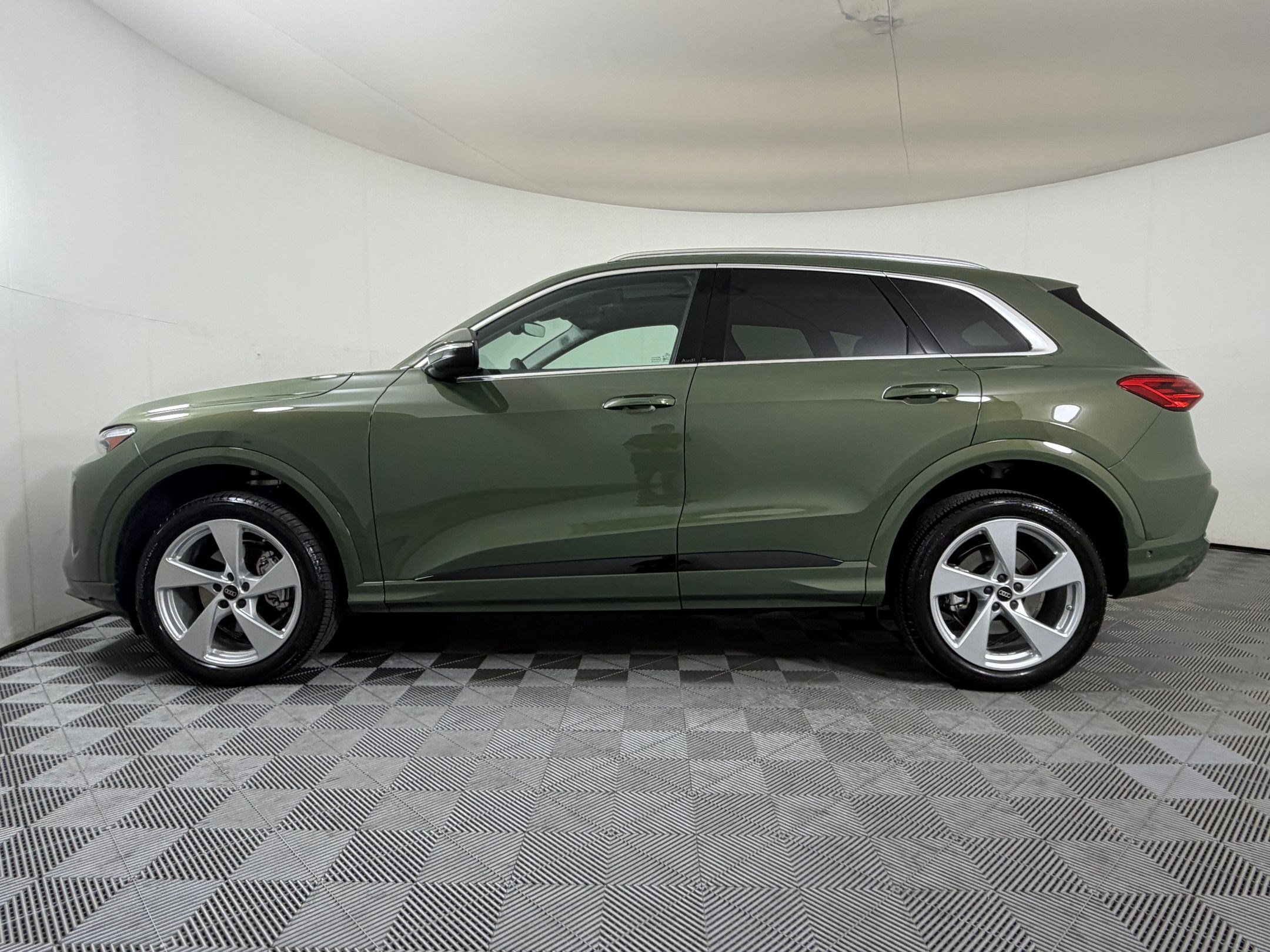 Used 2025 Audi Q5 Premium Plus w/ Premium Plus AWD/4WD image 2