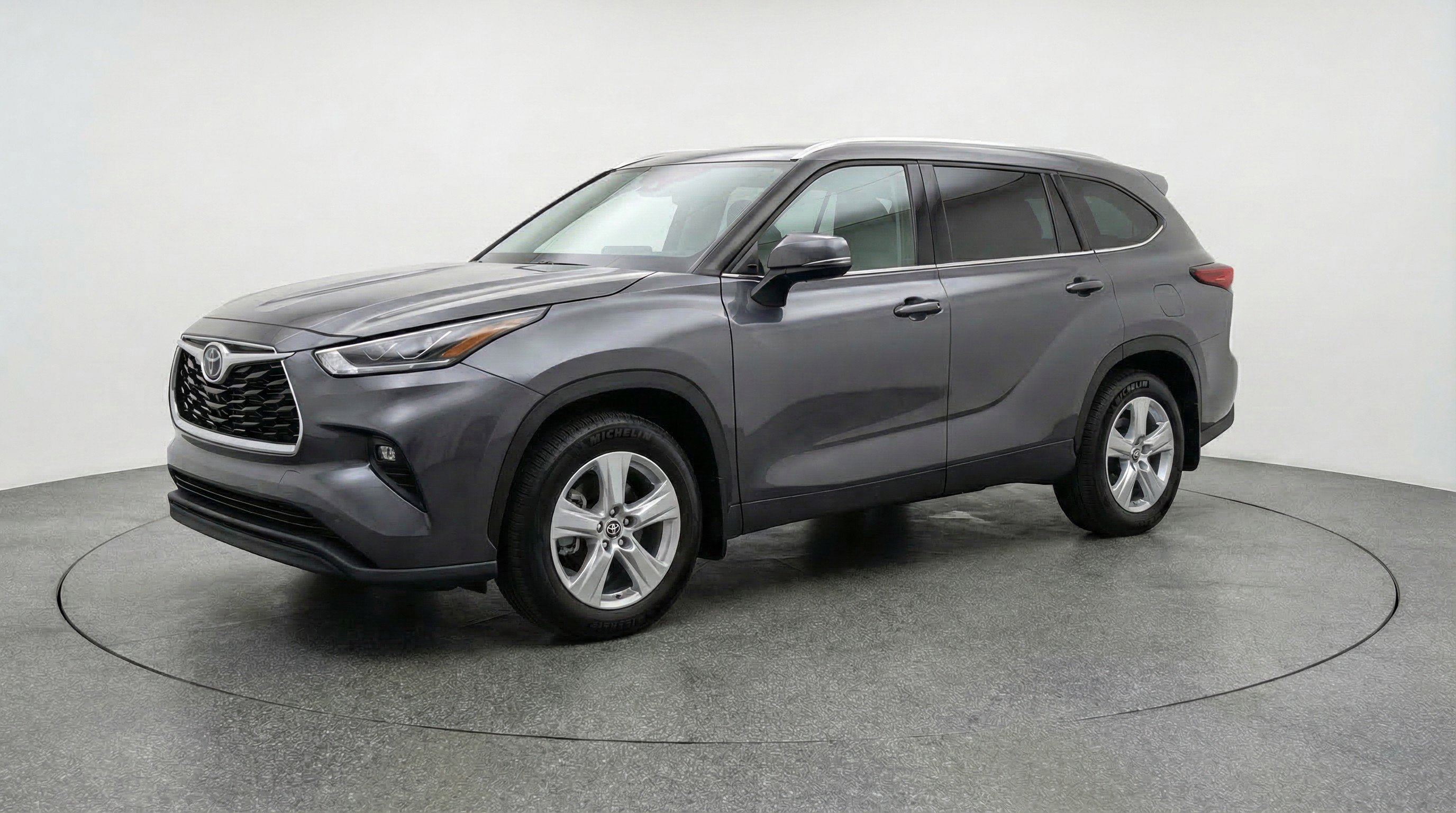 Used 2025 Toyota Highlander LE image 3