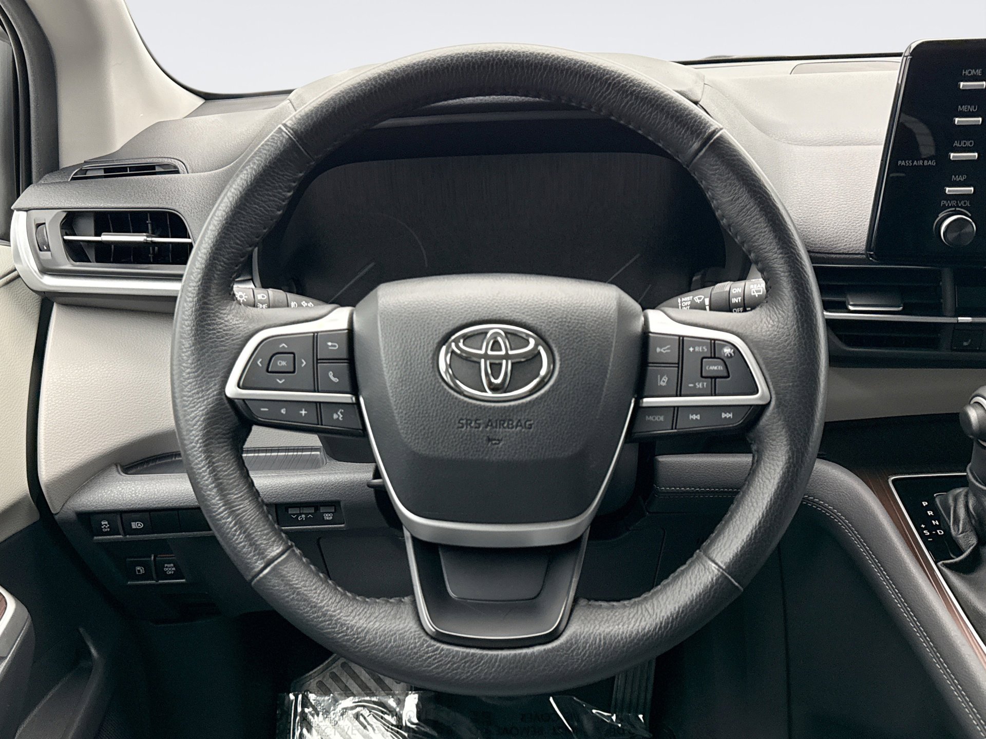 Used 2024 Toyota Sienna XLE image 12