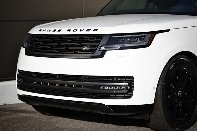 New 2025 Land Rover Range Rover SE image 2