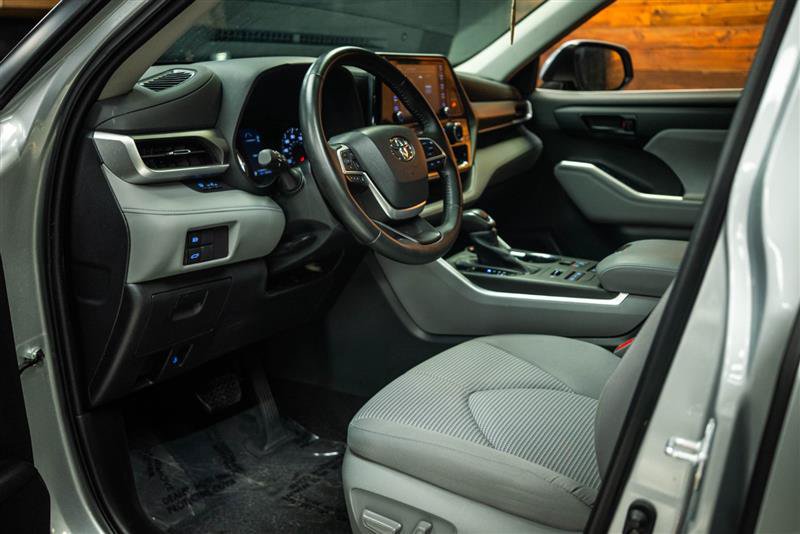 Used 2022 Toyota Highlander LE AWD/4WD image 9