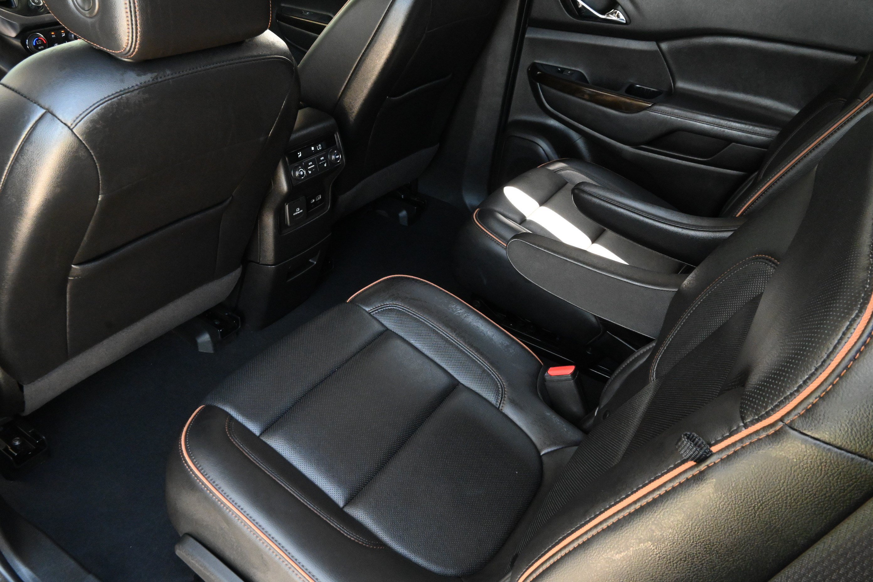 Used 2022 GMC Acadia AT4 w/ Preferred Package AWD/4WD image 12