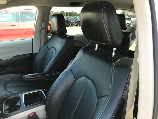 Used 2024 Chrysler Pacifica Limited FWD image 4