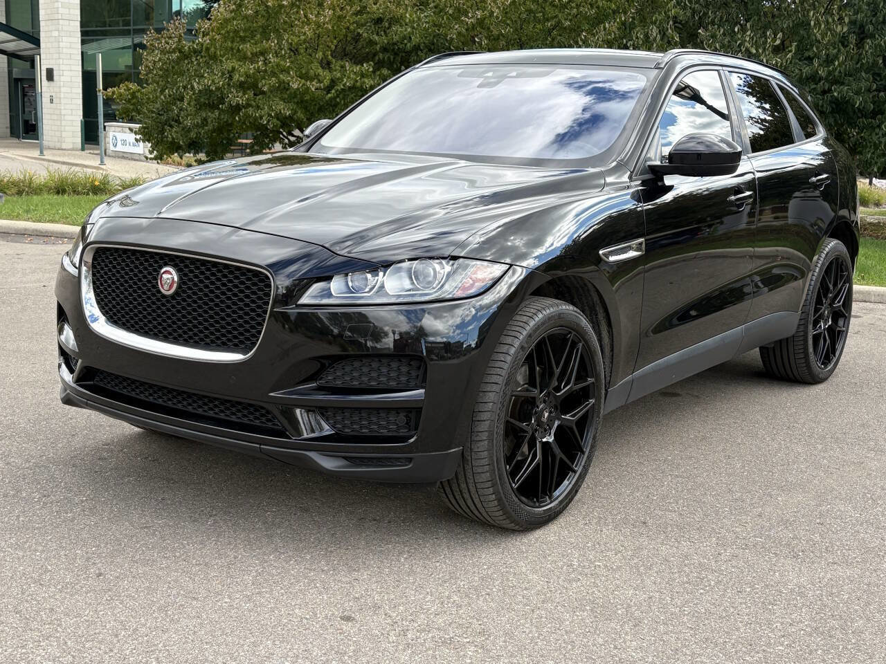 Used 2017 Jaguar F-PACE Premium image 3