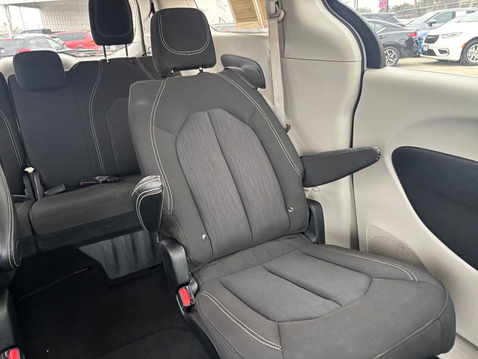 Used 2023 Chrysler Voyager LX image 40