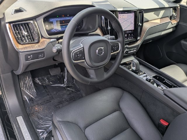 Certified 2022 Volvo XC60 B5 Momentum FWD image 12