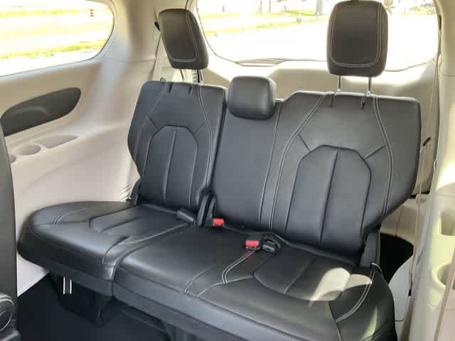Used 2023 Chrysler Pacifica Touring-L FWD image 15