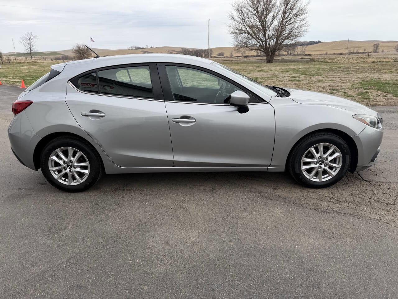 Used 2016 MAZDA MAZDA3 i Sport w/ Preferred Equipment Package FWD image 6