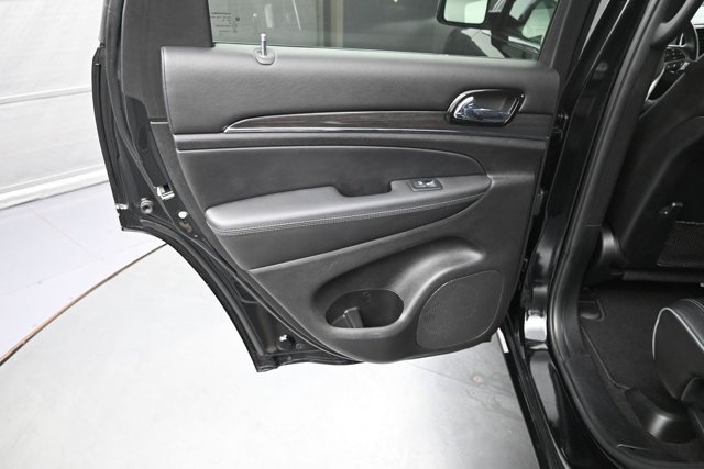 Used 2020 Jeep Grand Cherokee Overland AWD/4WD image 16