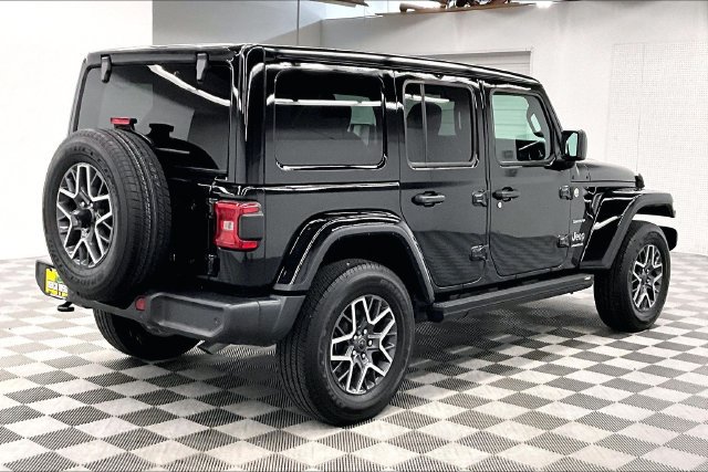 Used 2024 Jeep Wrangler Unlimited Sahara w/ Technology Group AWD/4WD image 12