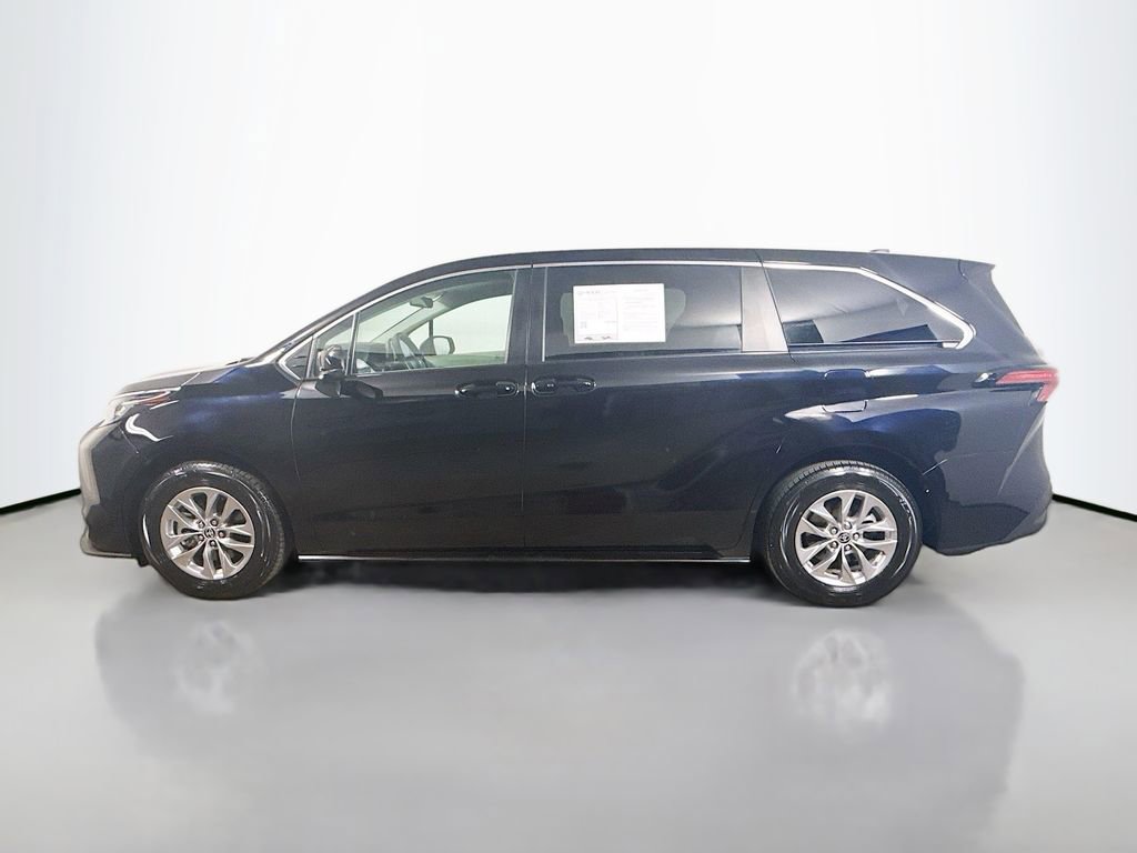 Certified 2022 Toyota Sienna LE FWD image 4