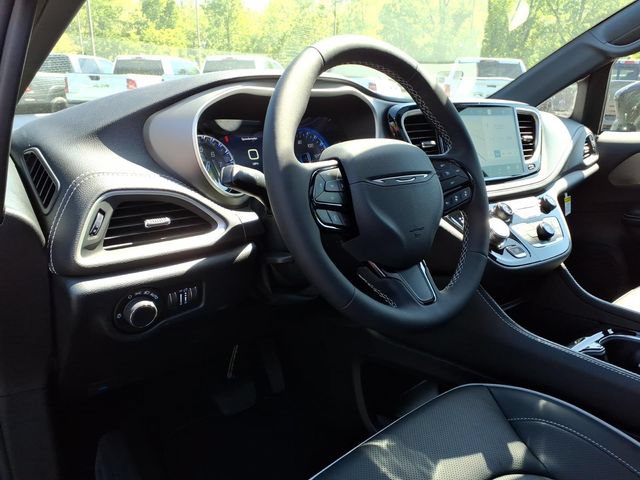 New 2027 Chrysler Pacifica Limited FWD image 14