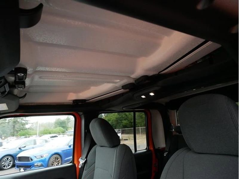 New 2025 Jeep Gladiator Willys image 17