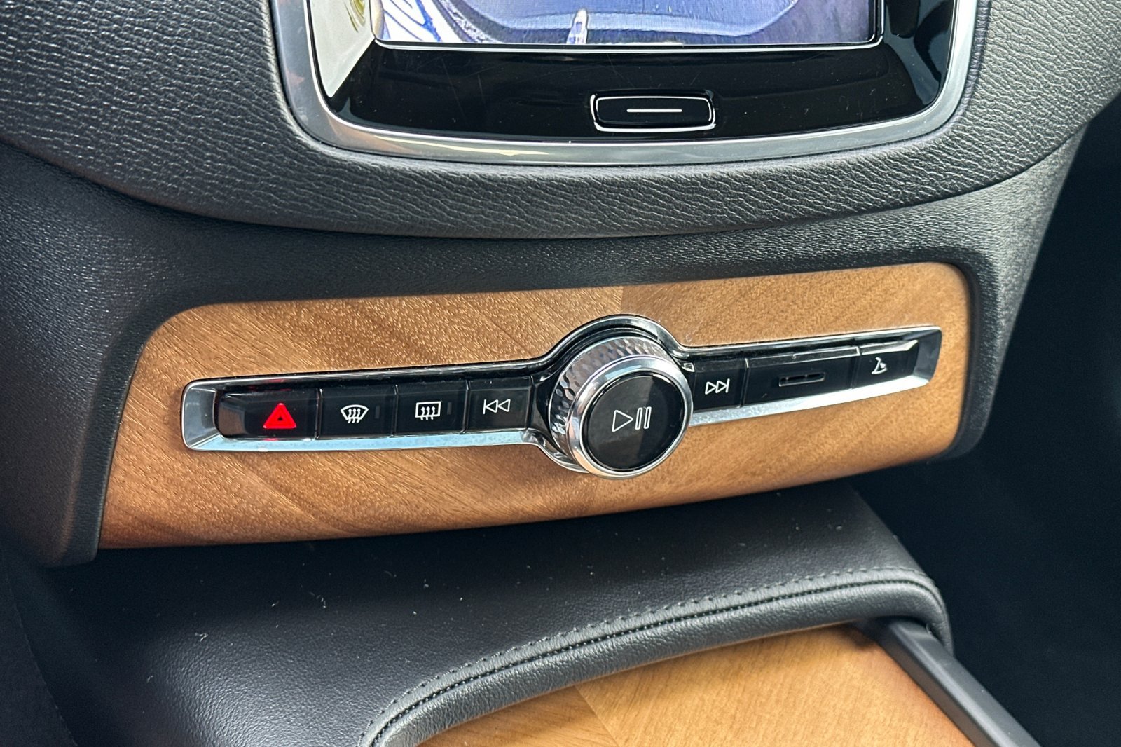Certified 2025 Volvo XC90 B6 Plus AWD/4WD image 25