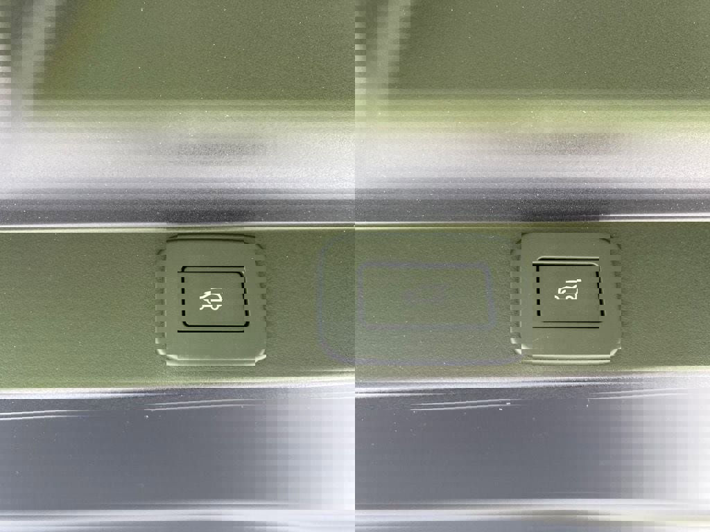 New 2025 Land Rover Range Rover SE image 34