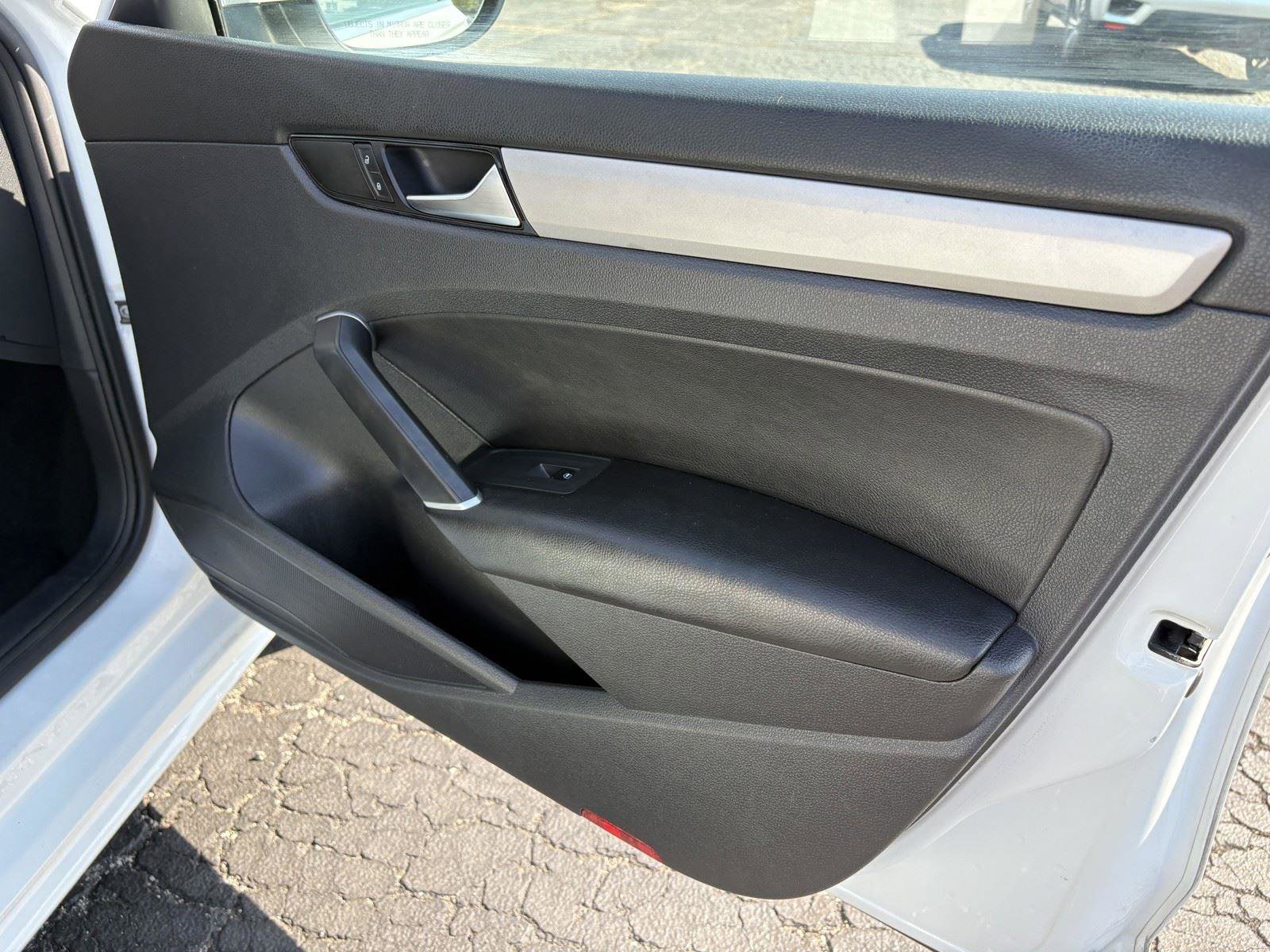 Used 2021 Volkswagen Passat 2.0T SE FWD image 11