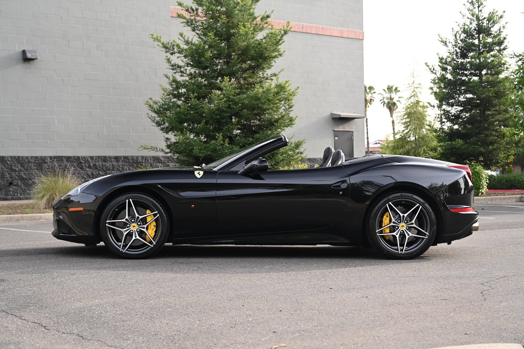 Used 2016 Ferrari California T RWD image 4