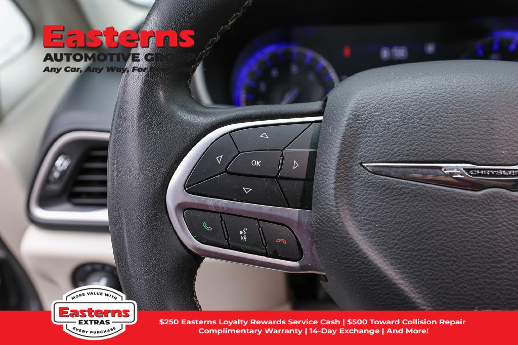 Used 2023 Chrysler Pacifica Touring-L FWD image 16