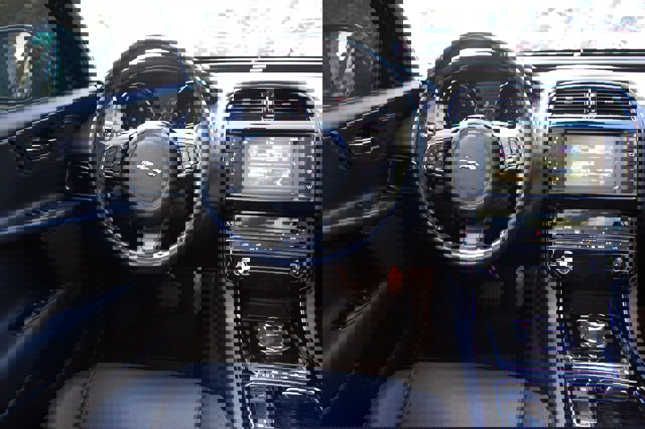 Used 2018 Jaguar XE Premium image 34