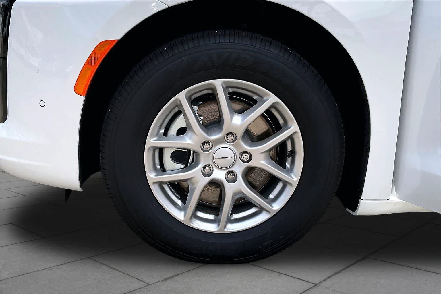New 2027 Chrysler Pacifica Select FWD image 11