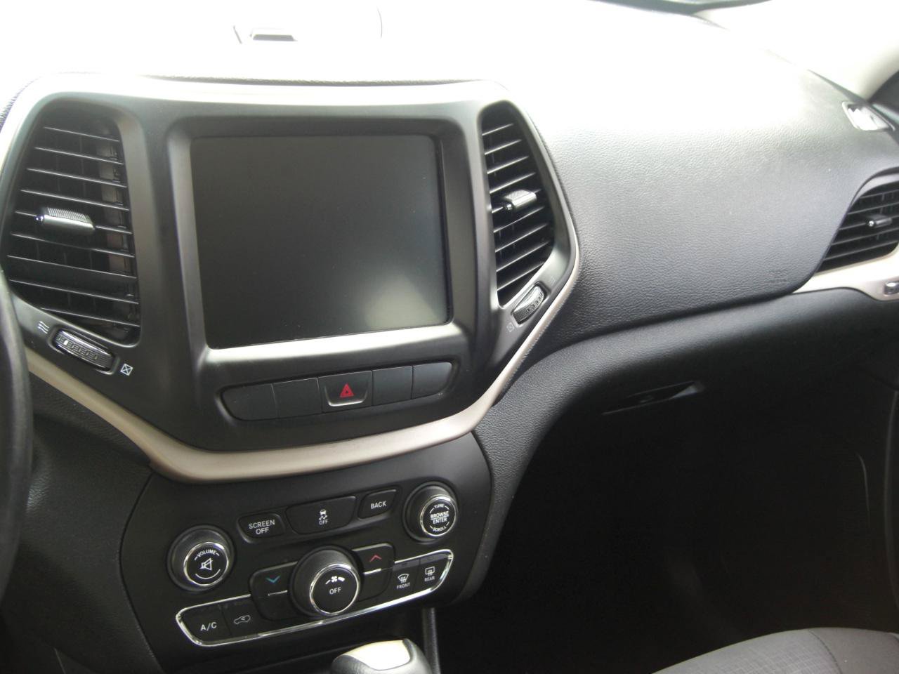 Used 2015 Jeep Cherokee Latitude FWD image 9