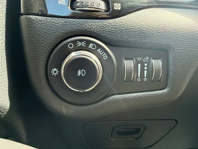 Used 2021 Jeep Cherokee Latitude Plus FWD image 21