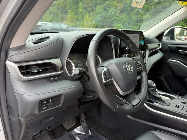 Used 2024 Toyota Highlander XLE AWD/4WD image 14