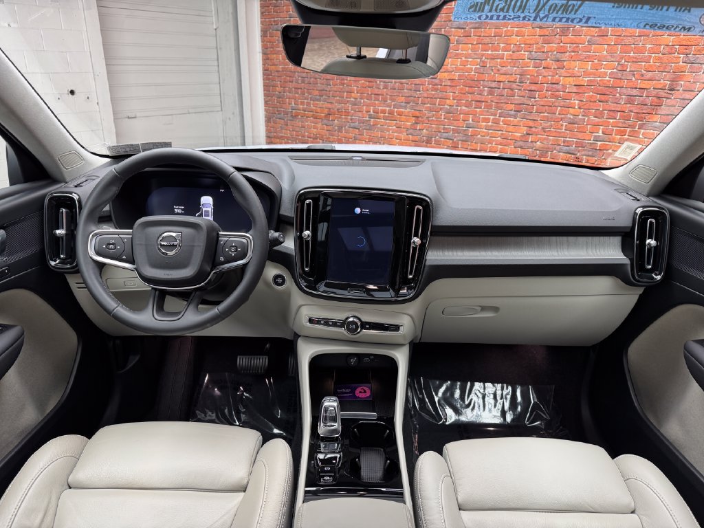 Used 2024 Volvo XC40 B5 Plus w/ Protection Package Premier AWD/4WD image 14