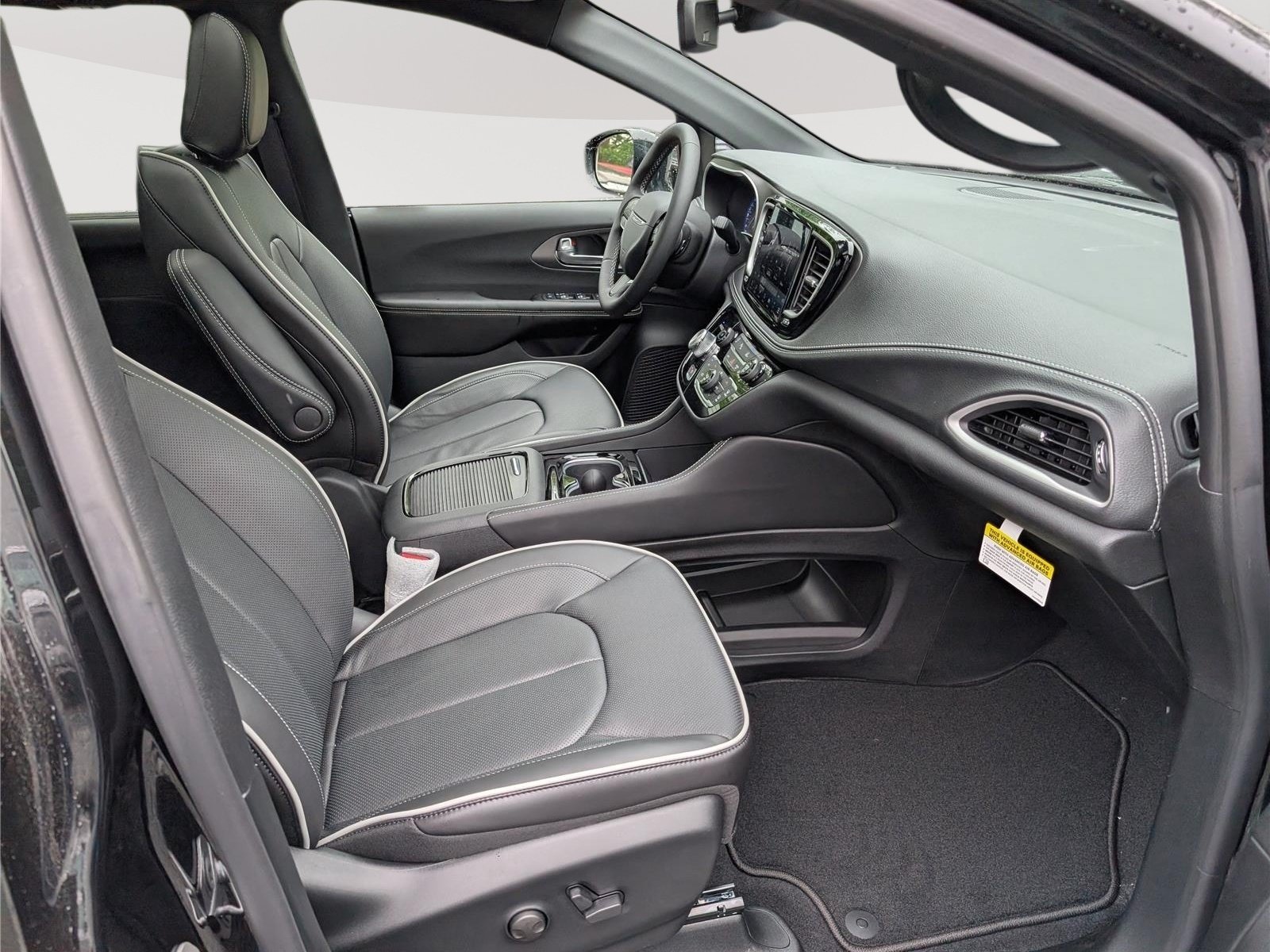 New 2027 Chrysler Pacifica Limited FWD image 7