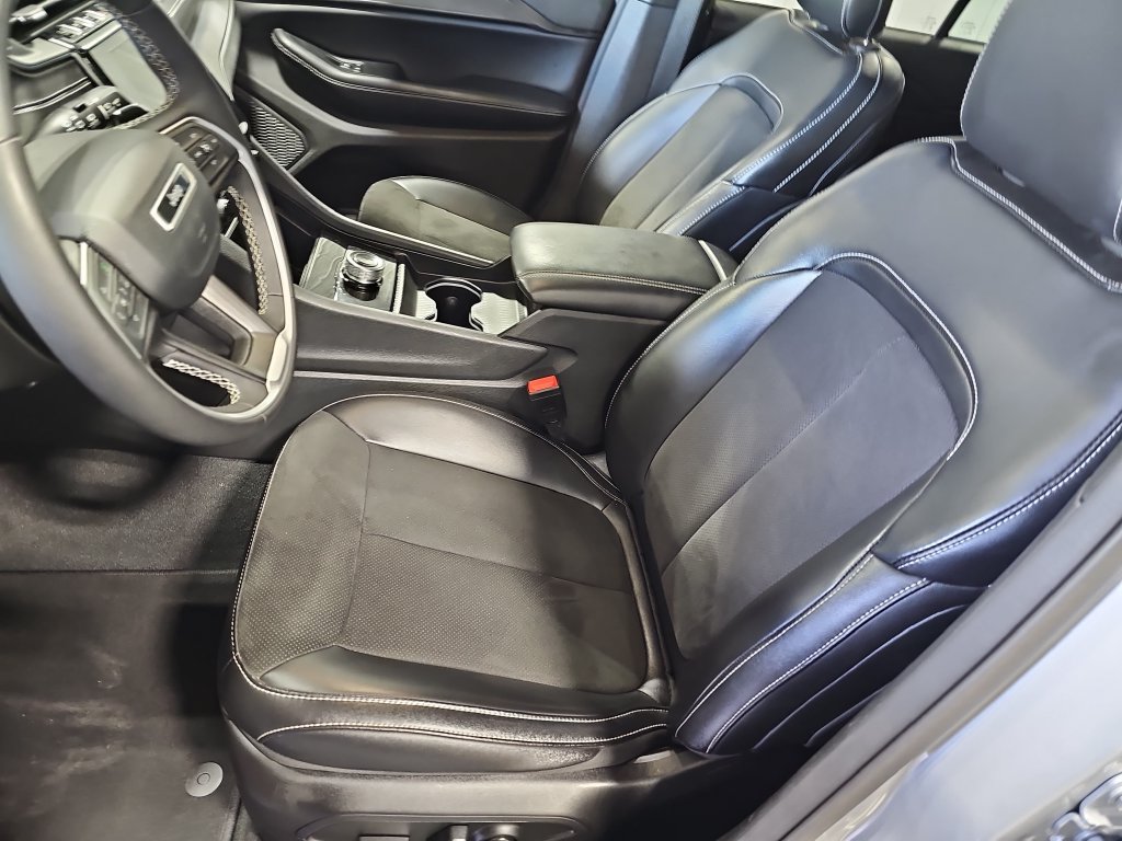 Used 2023 Jeep Grand Cherokee Altitude AWD/4WD image 14