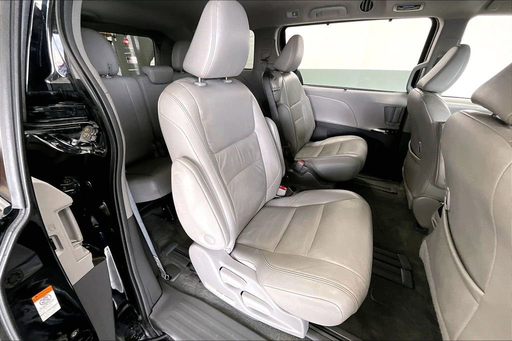 Used 2019 Toyota Sienna XLE w/ XLE Navigation Package FWD image 28