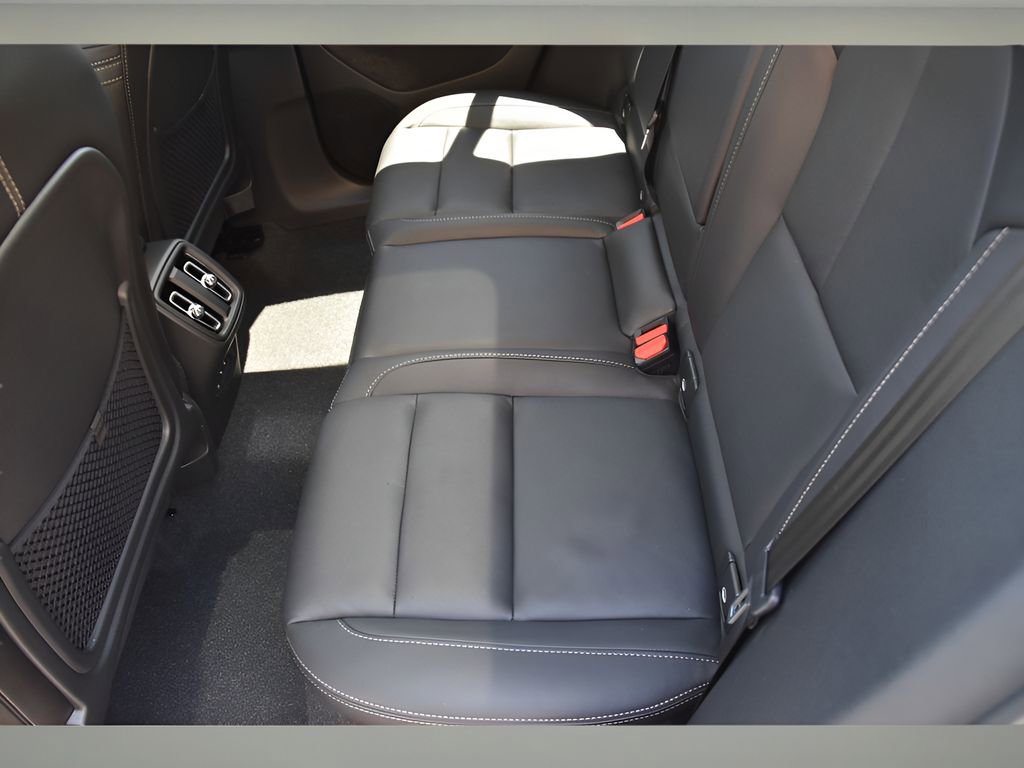 Used 2025 Volvo XC40 B5 Plus w/ Protection Package Premier image 11