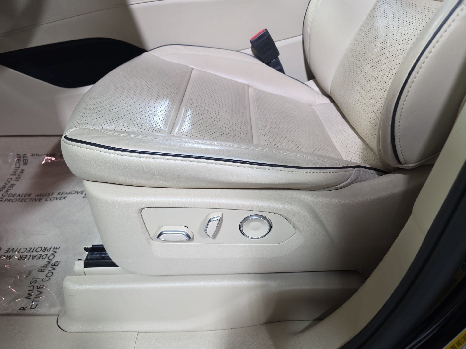 Used 2024 Cadillac Escalade Premium Luxury RWD image 28