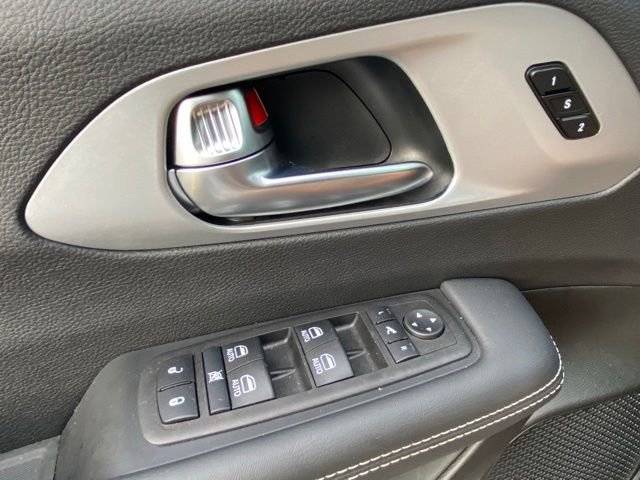 Used 2025 Chrysler Pacifica Premium image 19