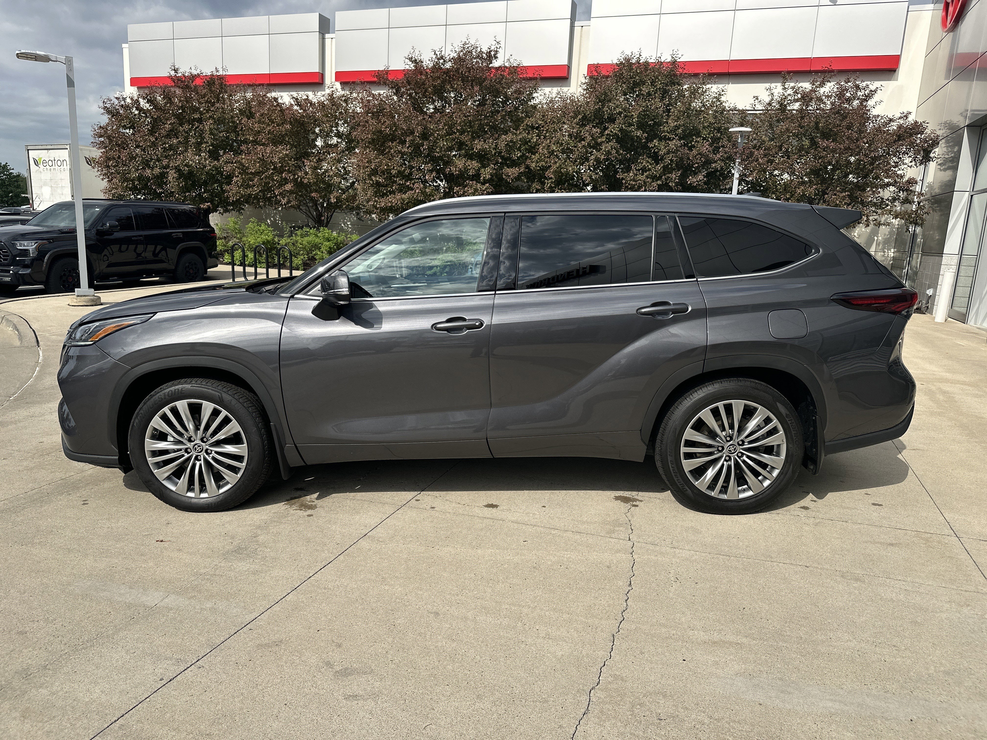 Used 2024 Toyota Highlander Platinum AWD/4WD image 9