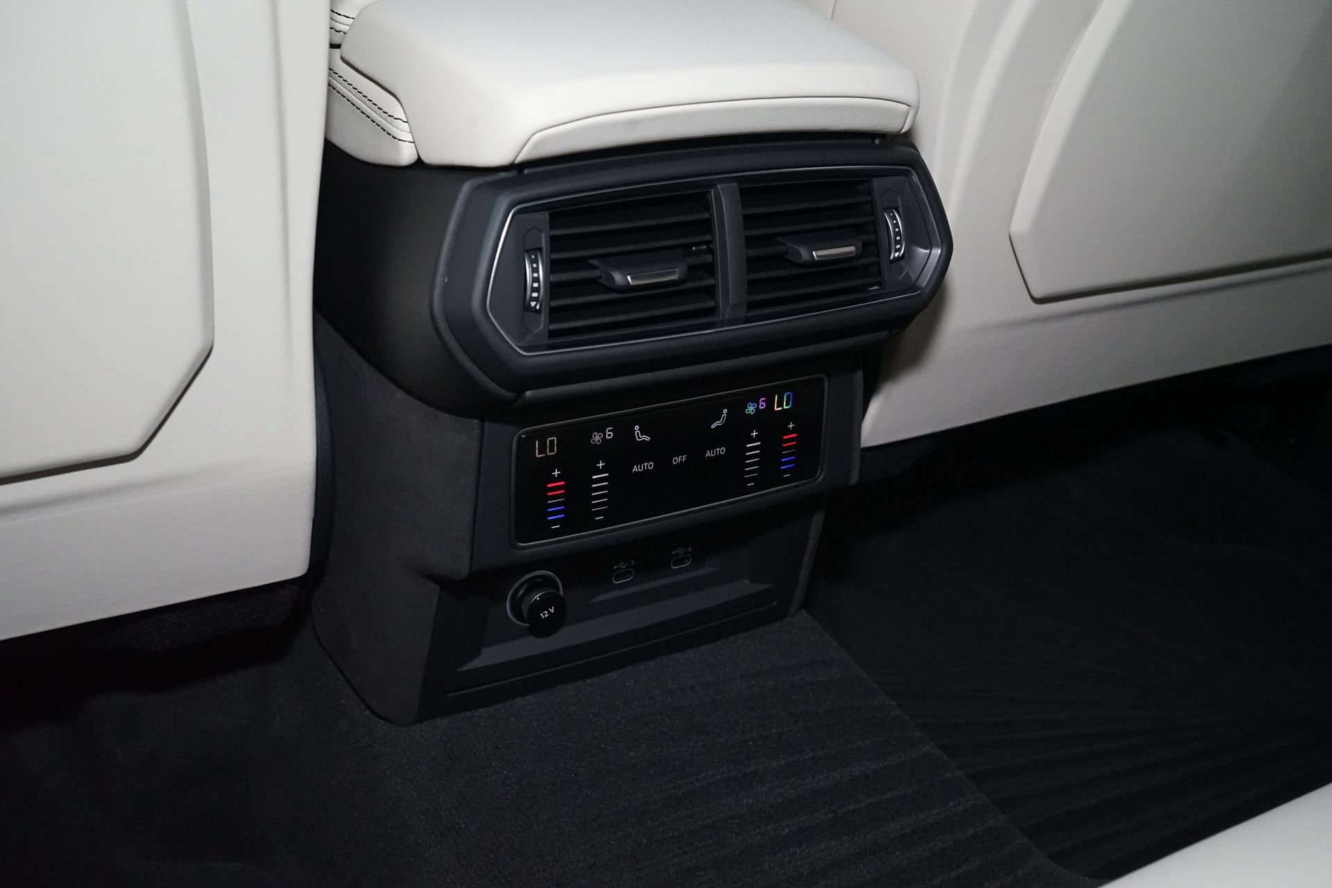 Used 2025 Lamborghini Urus SE AWD/4WD image 23