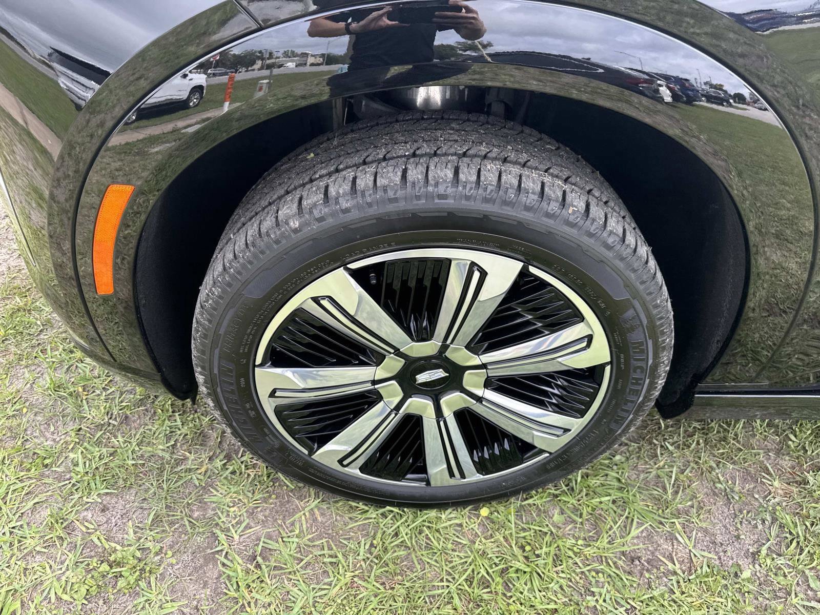 Certified 2025 Cadillac Escalade IQ Luxury 2 w/ LPO, Premium Carpet Package AWD/4WD image 10