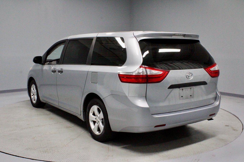 Used 2015 Toyota Sienna L image 7