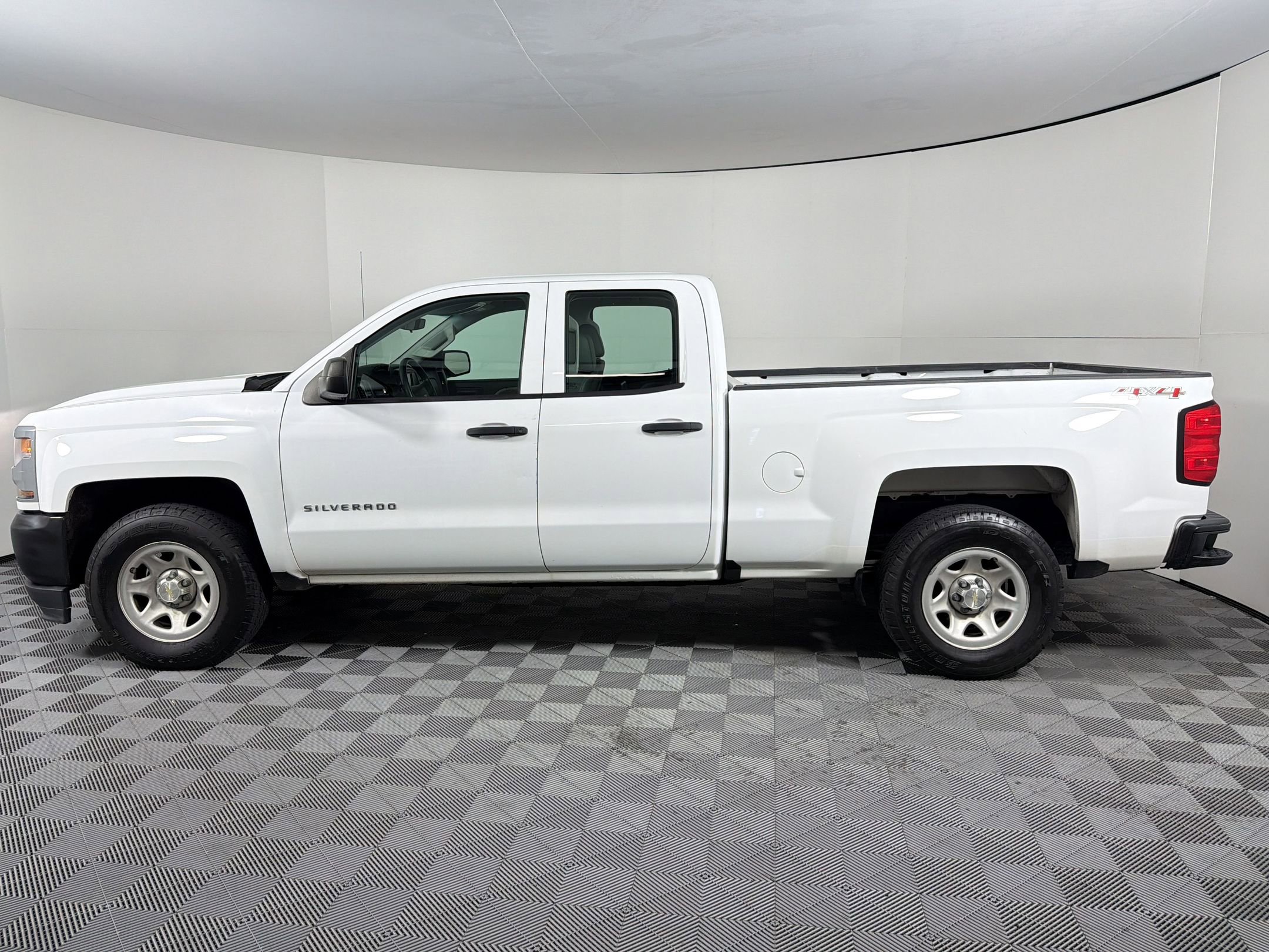 Used 2017 Chevrolet Silverado 1500 W/T w/ Trailering Package AWD/4WD image 2