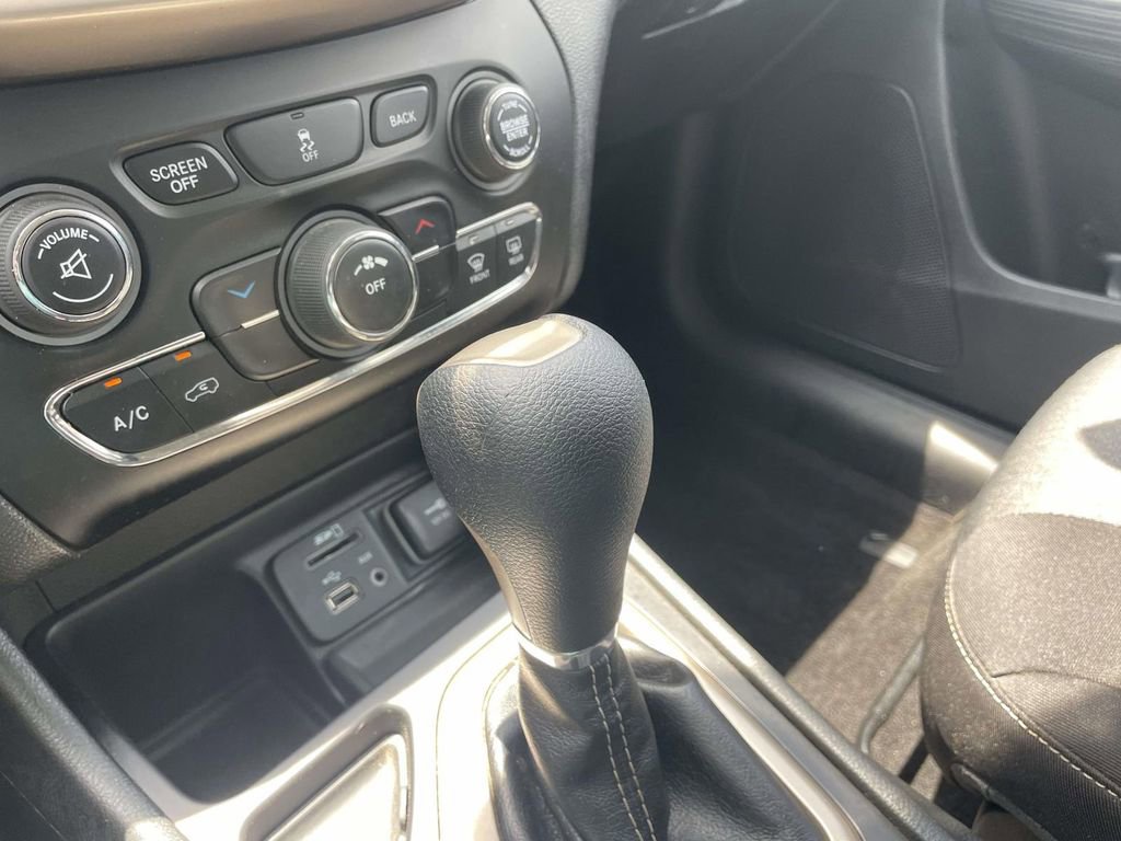Used 2014 Jeep Cherokee Latitude FWD image 30