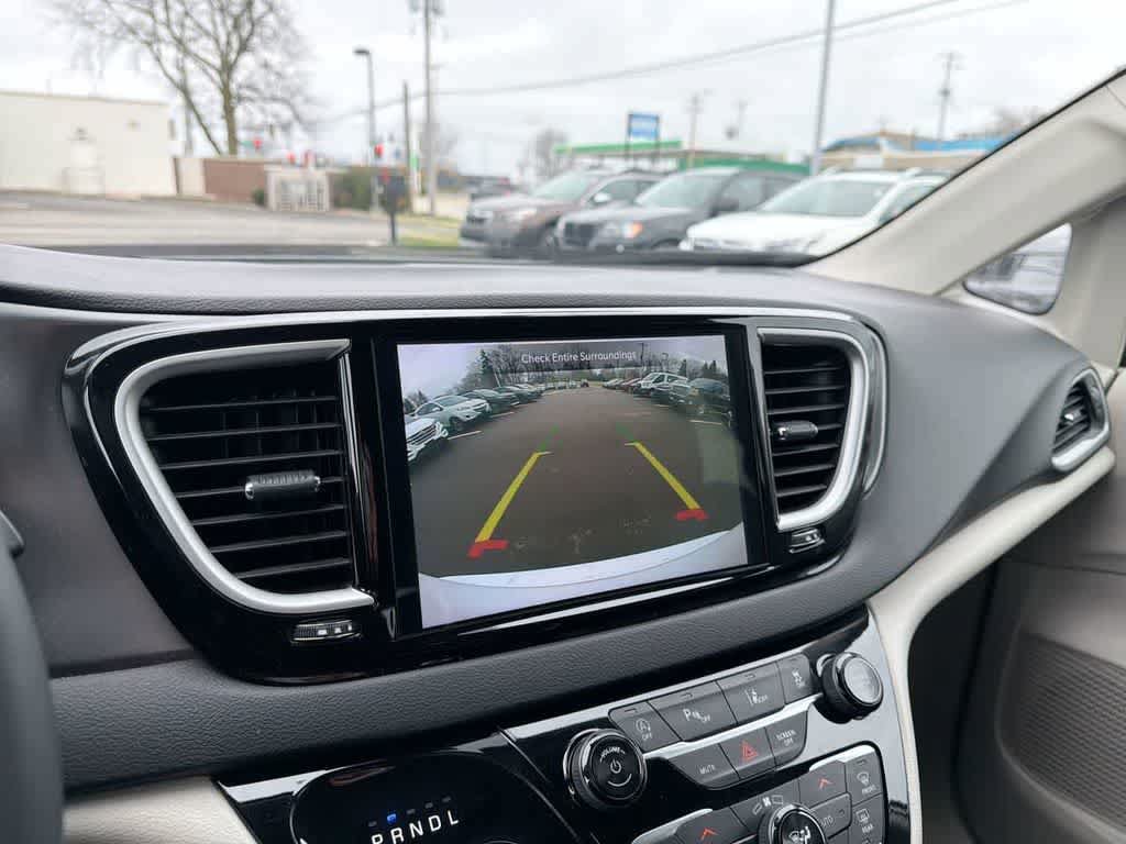 Used 2024 Chrysler Pacifica Touring-L FWD image 31
