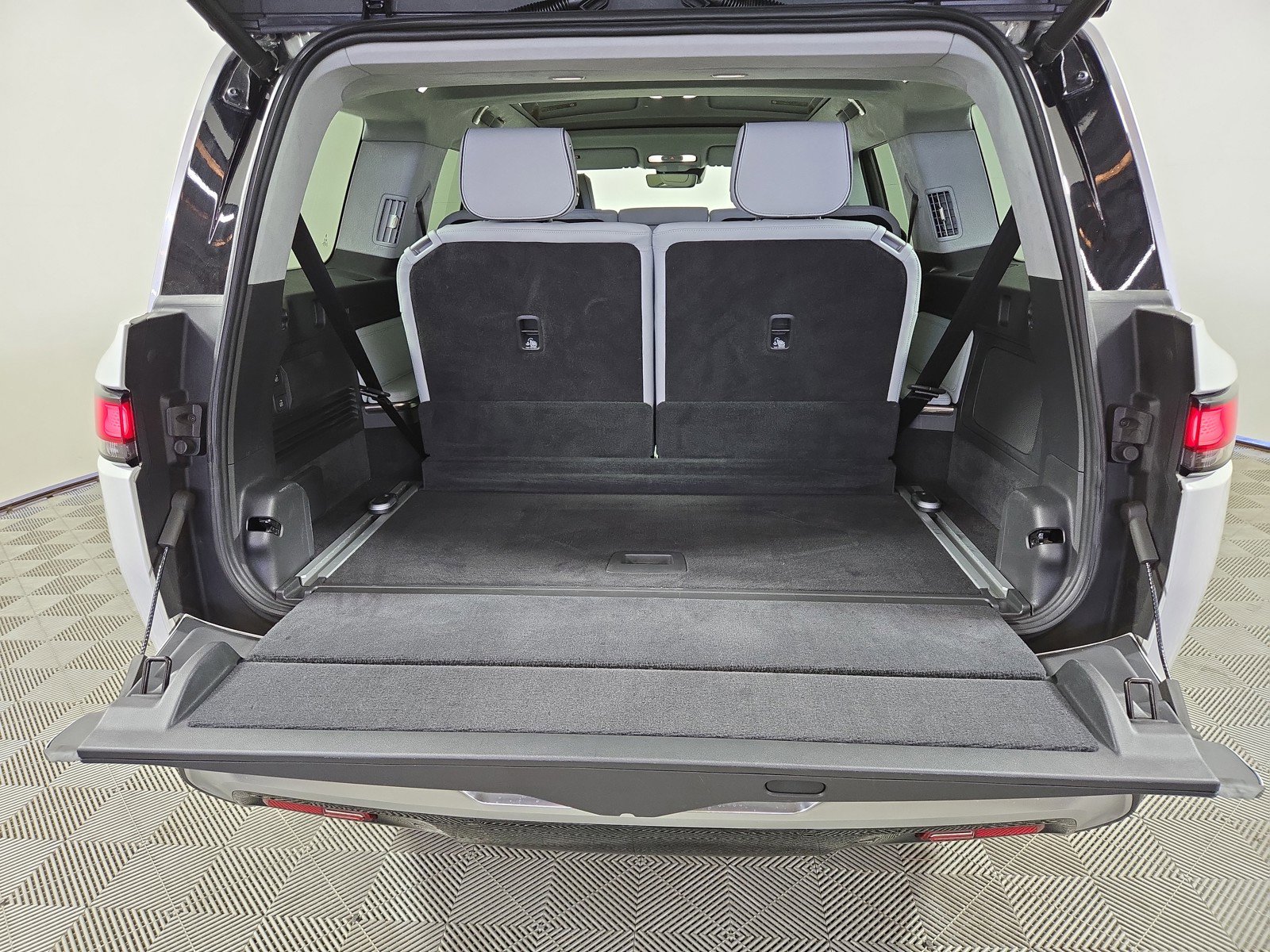 Used 2024 Rivian R1S Adventure AWD/4WD image 15