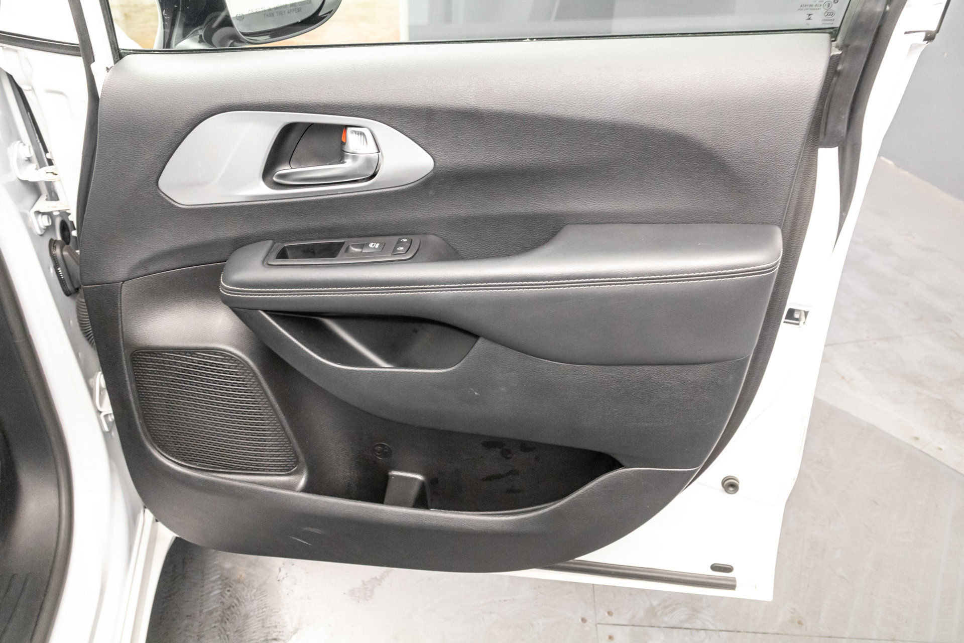 Used 2025 Chrysler Pacifica Limited FWD image 40