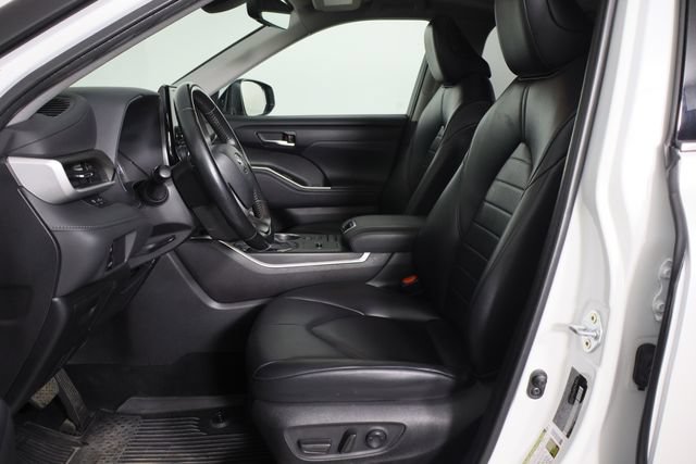 Used 2022 Toyota Highlander XLE FWD image 14