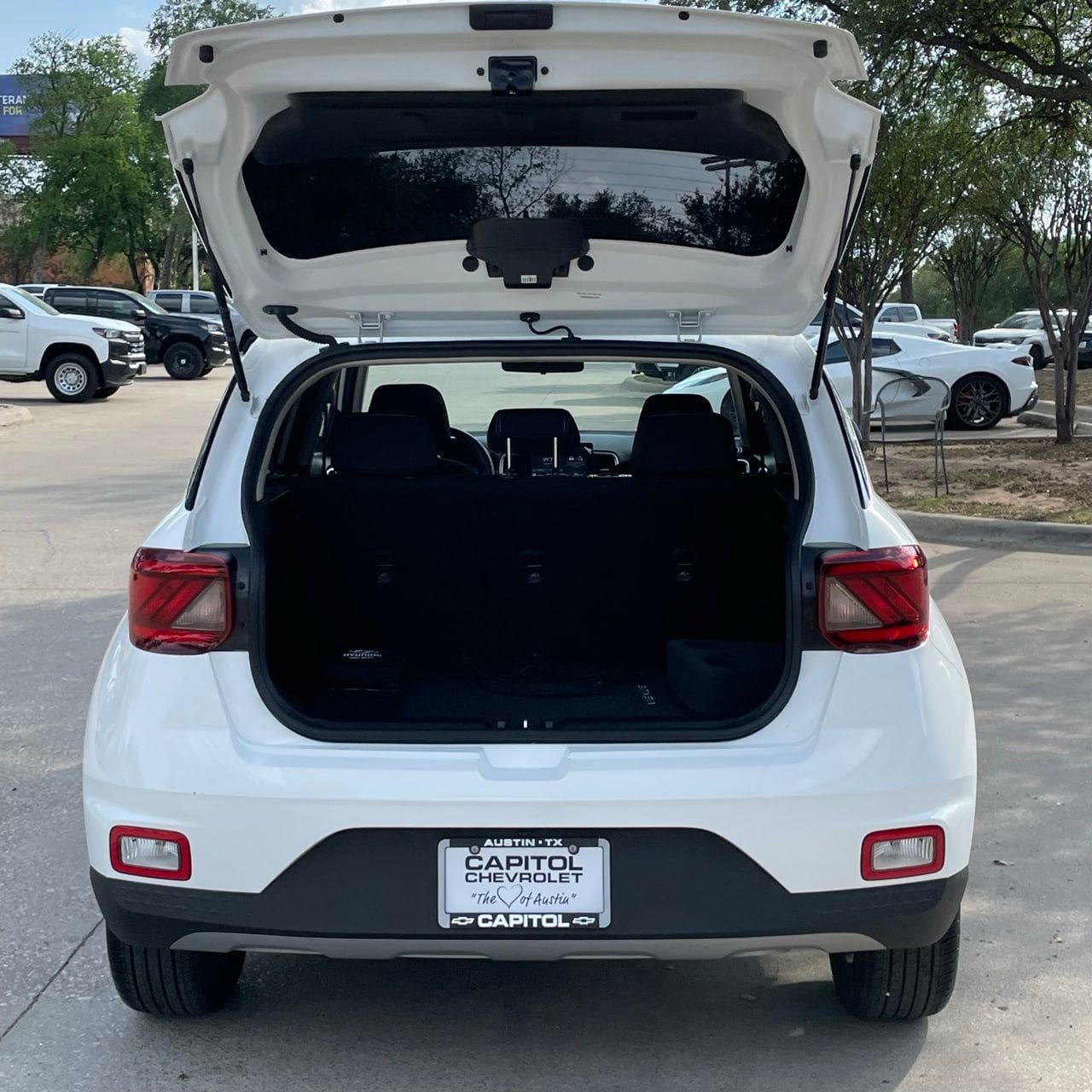 Used 2025 Hyundai Venue SEL FWD image 24