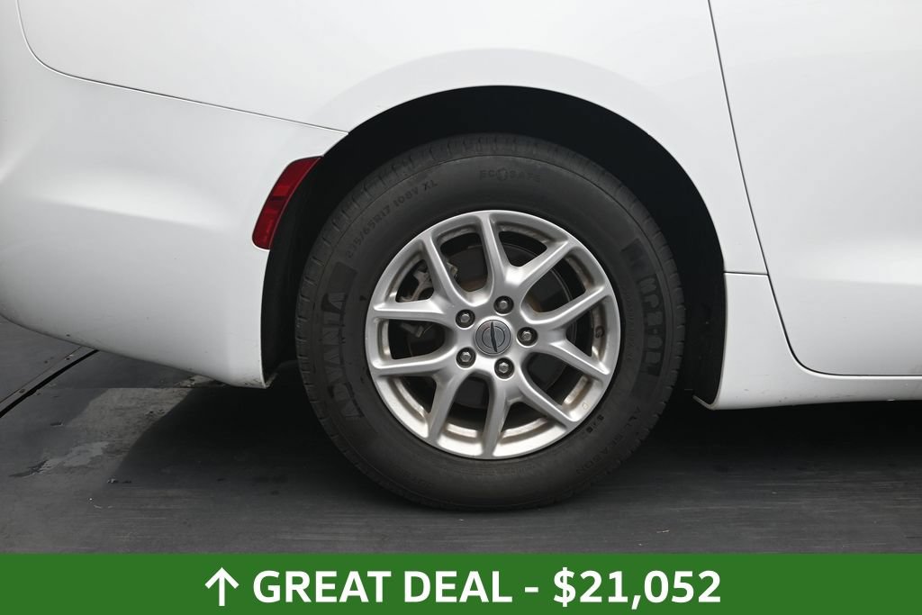 Used 2023 Chrysler Pacifica Touring-L FWD image 15