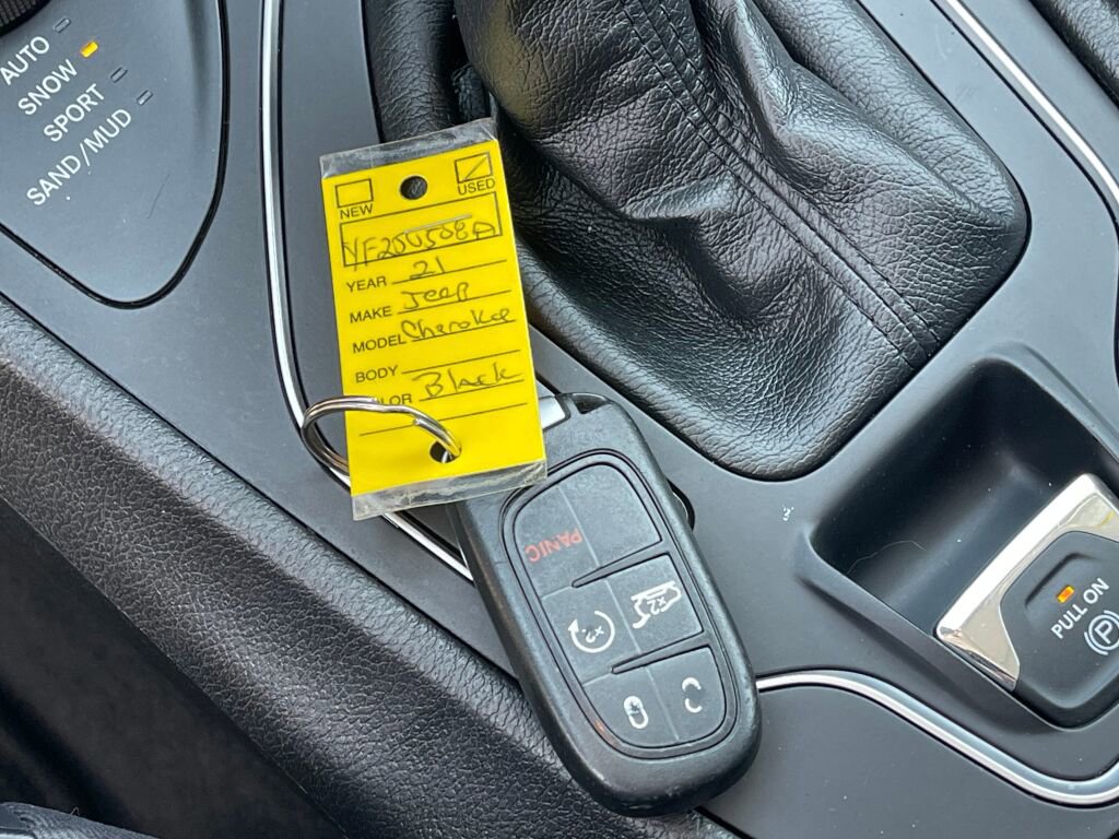 Used 2021 Jeep Cherokee Latitude Lux w/ Comfort/Convenience Group image 4