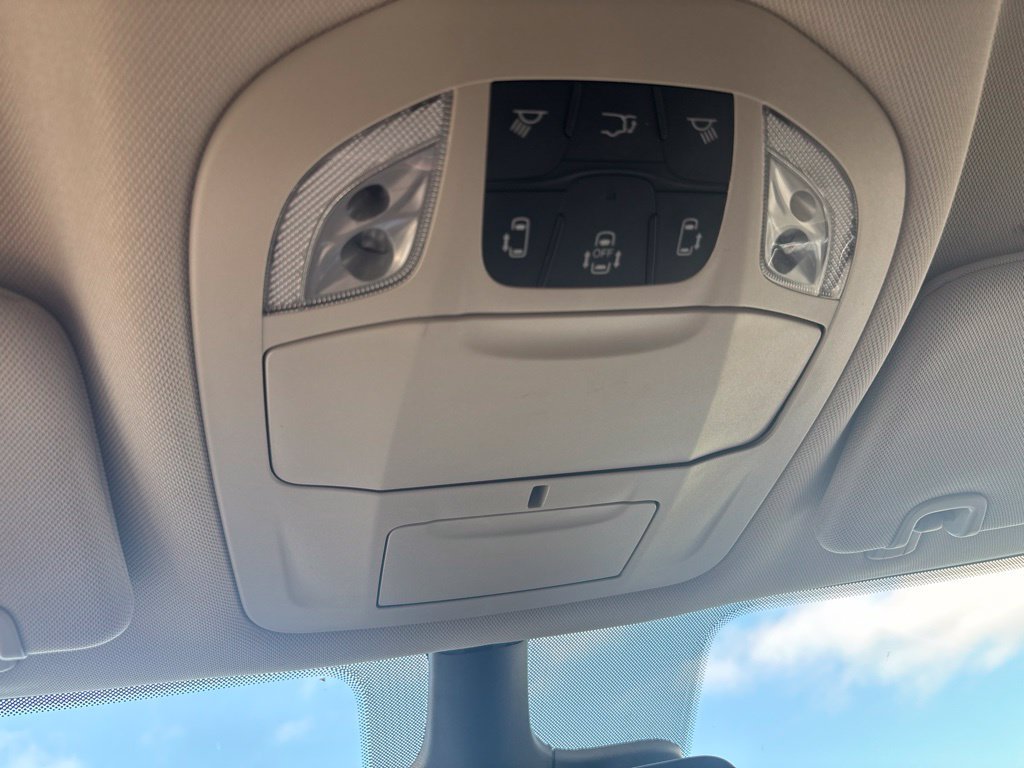 Used 2024 Chrysler Pacifica Limited FWD image 26