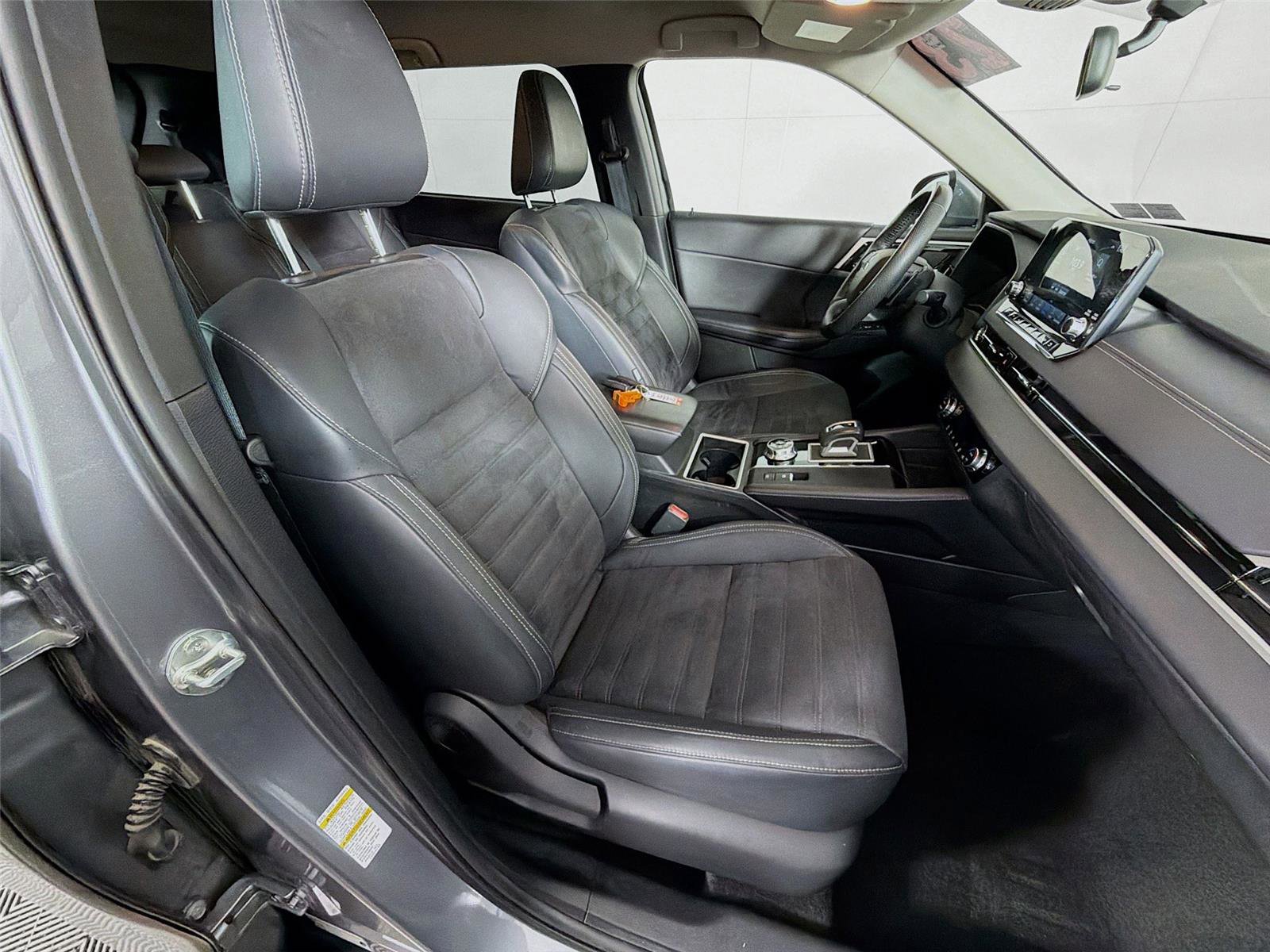 Used 2023 Mitsubishi Outlander SE image 27